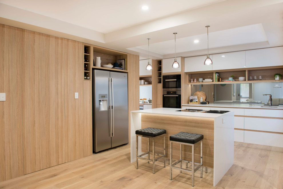 Foto di una cucina minimal di medie dimensioni con top in quarzo composito, paraspruzzi con lastra di vetro e top bianco