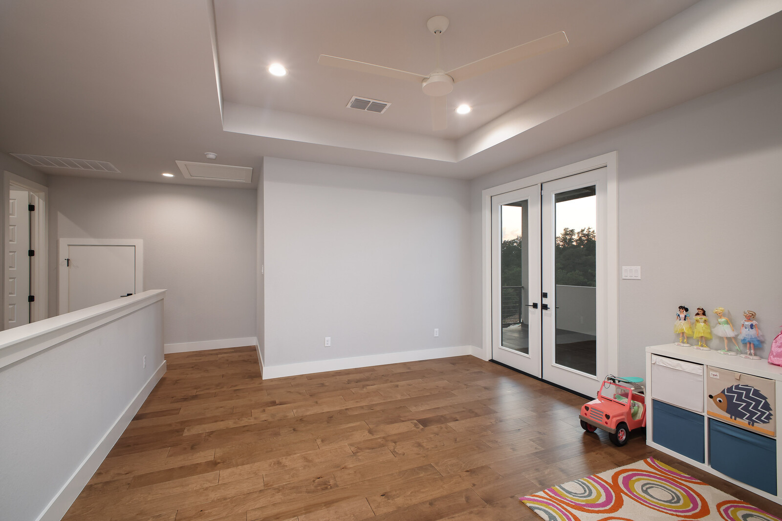 Modern: 4,950 ft², 4 BR/4 BA/2 ST home