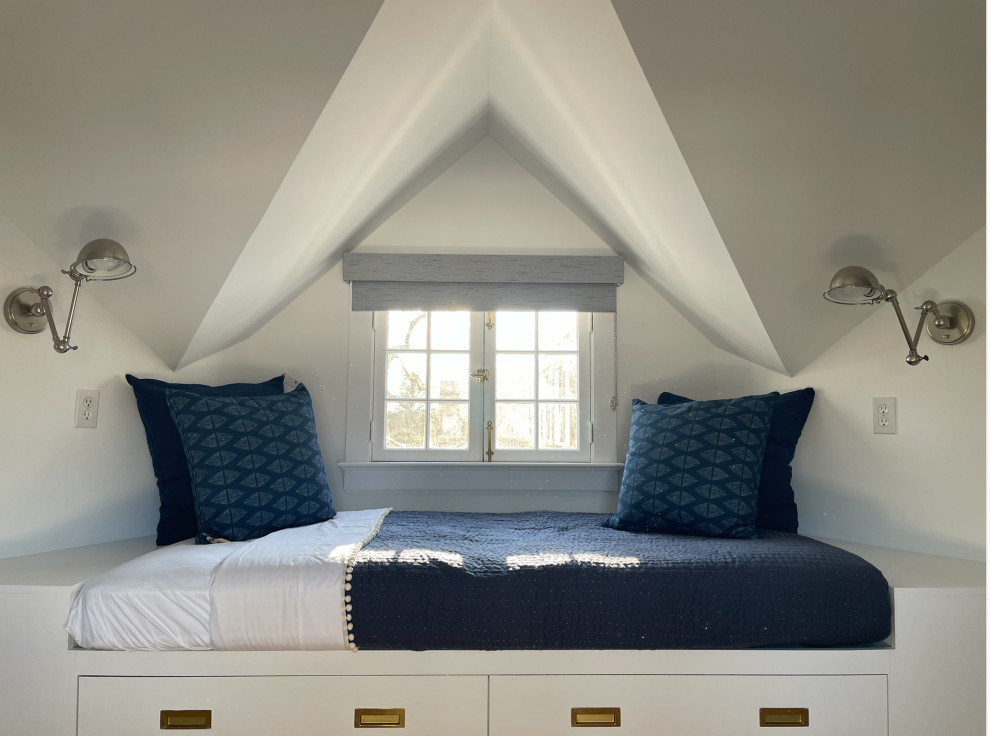 На фото: маленькая гостевая спальня (комната для гостей) в морском стиле с белыми стенами, ковровым покрытием, бежевым полом, сводчатым потолком и стенами из вагонки для на участке и в саду с