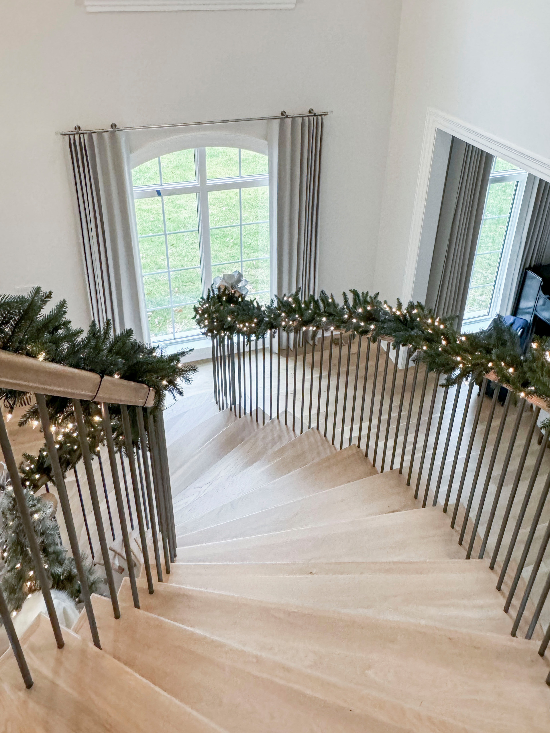 116_Elegant & Eye-catching Curved Staircase, Leesburg VA 20175