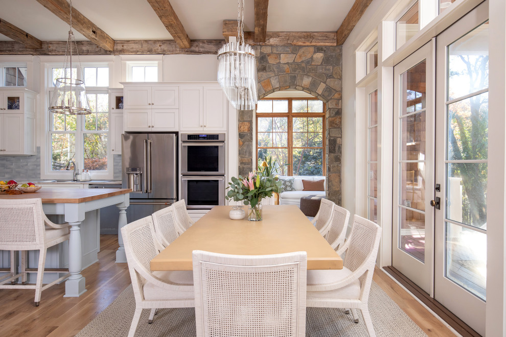 Transitional home design photo in Raleigh
