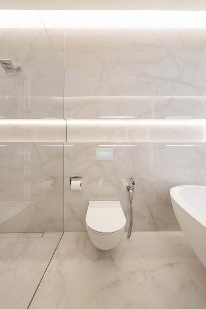 Inspiration för stora moderna grått en-suite badrum, med öppna hyllor, vita skåp, ett platsbyggt badkar, en dusch/badkar-kombination, en bidé, vit kakel, glaskakel, vita väggar, klinkergolv i keramik, ett nedsänkt handfat, bänkskiva i rostfritt stål, vitt golv och dusch med gångjärnsdörr