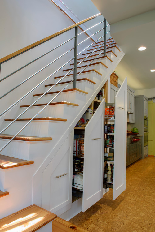 Udnyt trappen smart og funktionelt til bibliotek, kontor og køkkenø.