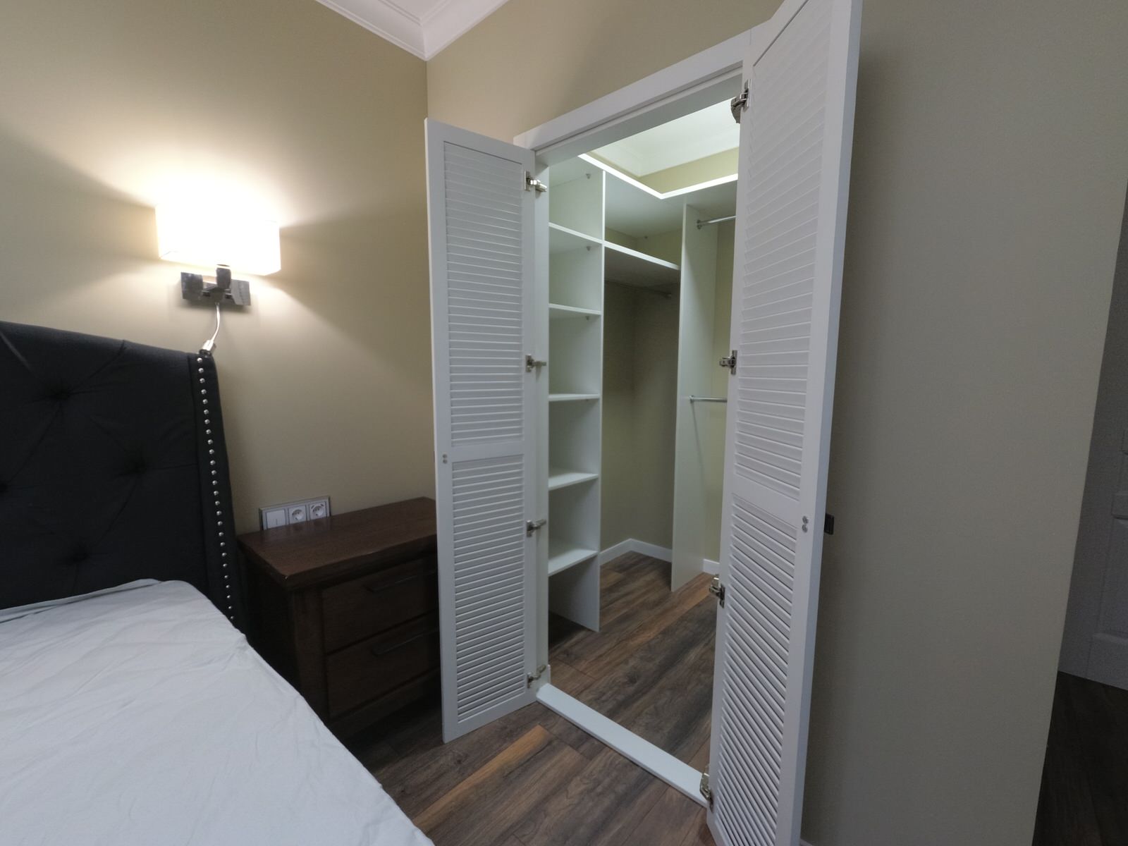 Двери-жалюзи в гардеробной