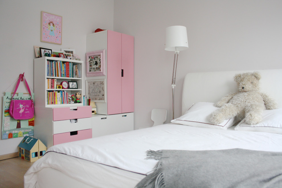 Transitional kids' room in Amsterdam with white walls.