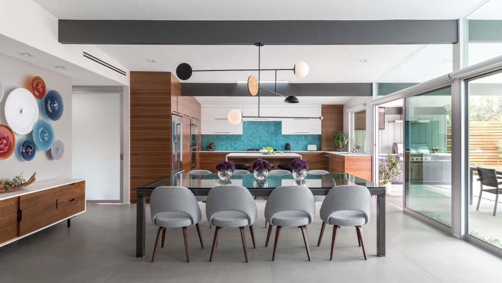 Свежая идея для дизайна: кухня-столовая в стиле ретро с серыми стенами, полом из керамогранита, угловым камином, фасадом камина из плитки и серым полом - отличное фото интерьера