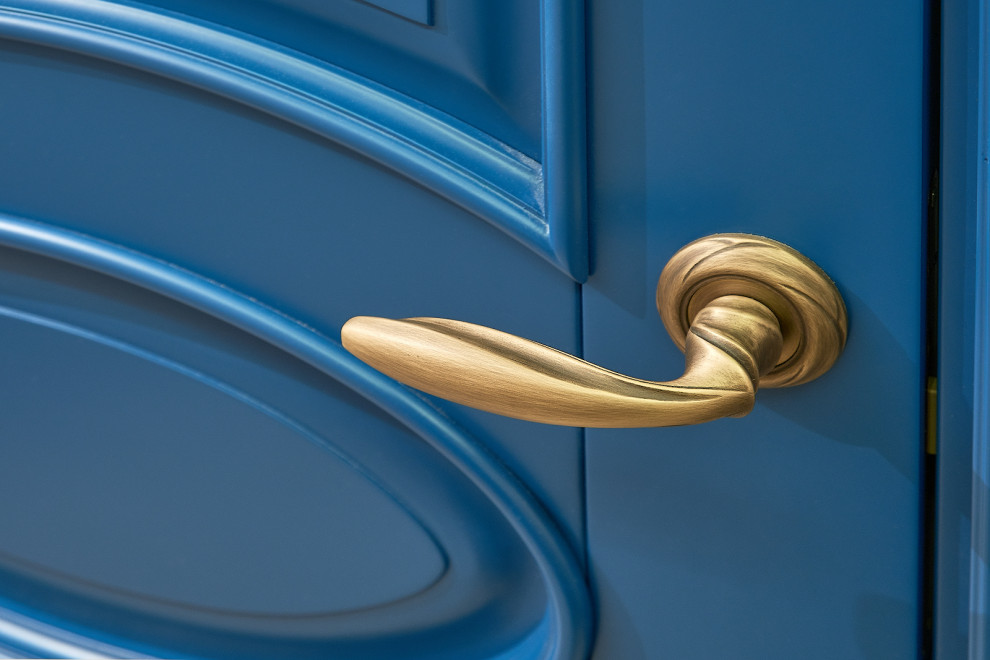 Классические двери ярко-синего цвета
