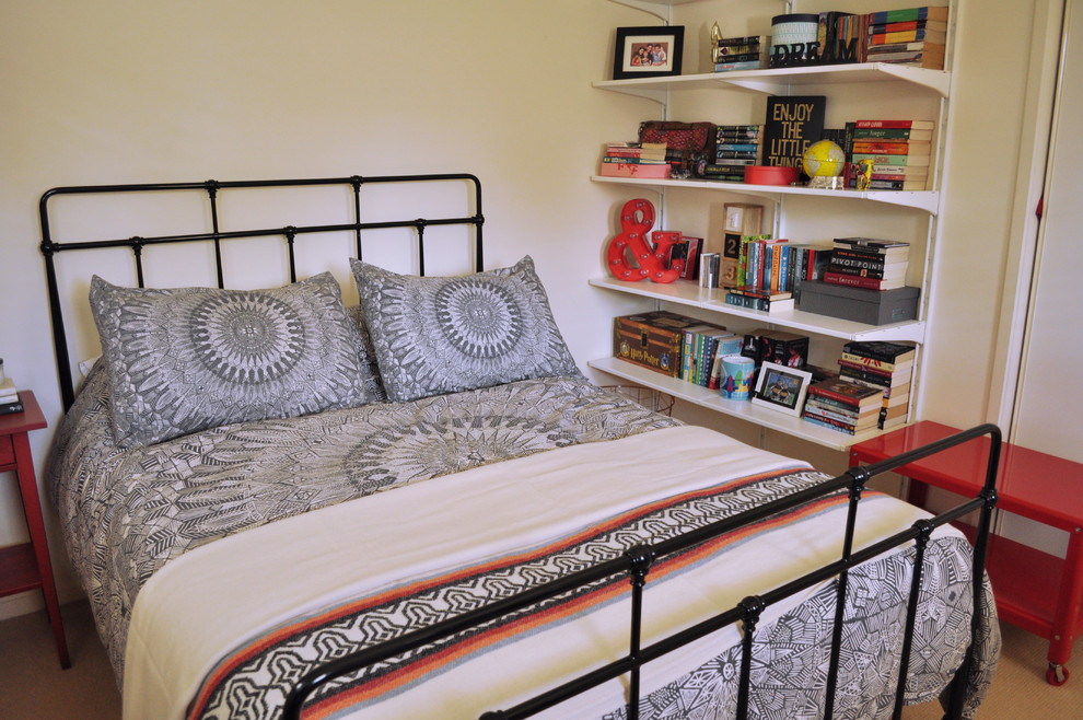 Photo of an eclectic bedroom in Brisbane.