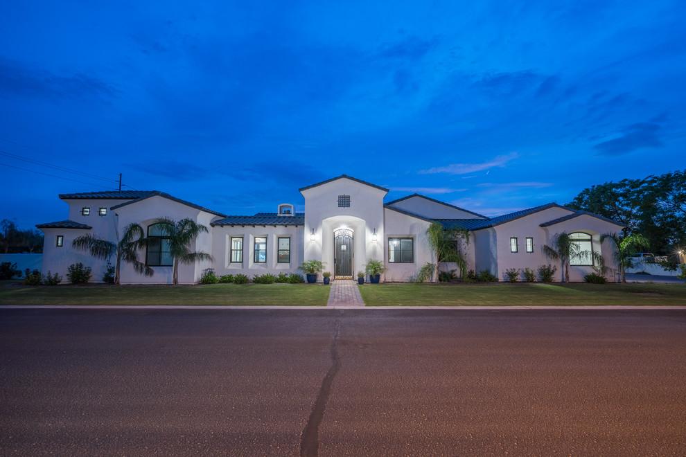 Transitional home design photo in Phoenix