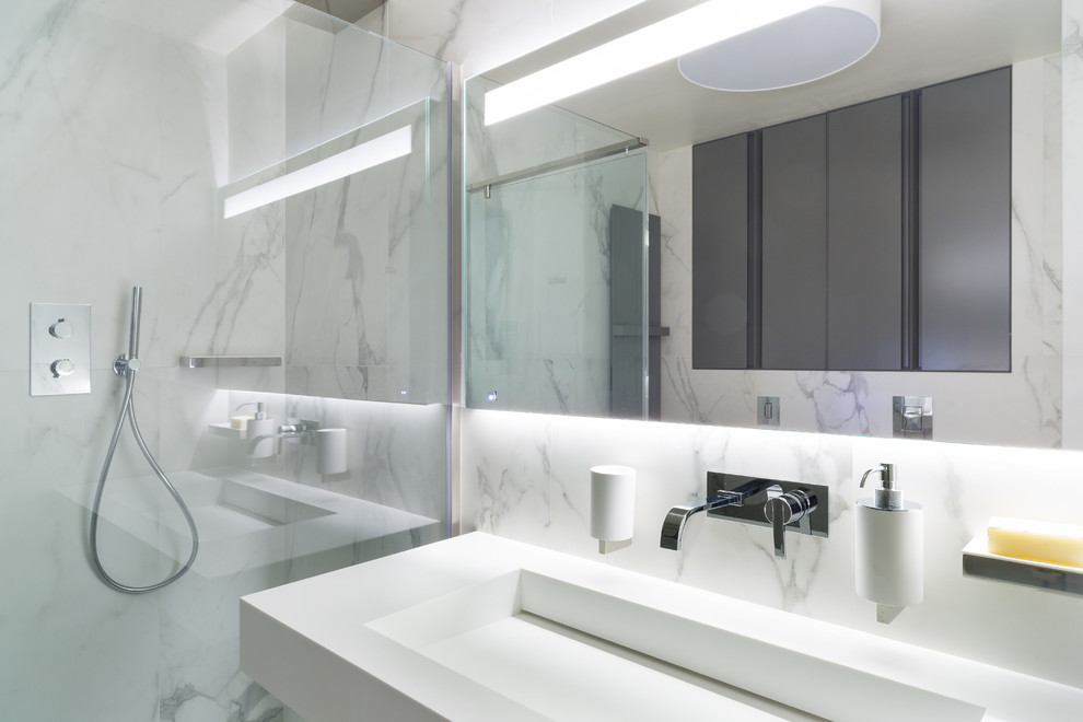 Photo of a scandinavian bathroom in Moscow with a corner shower and an integrated sink.