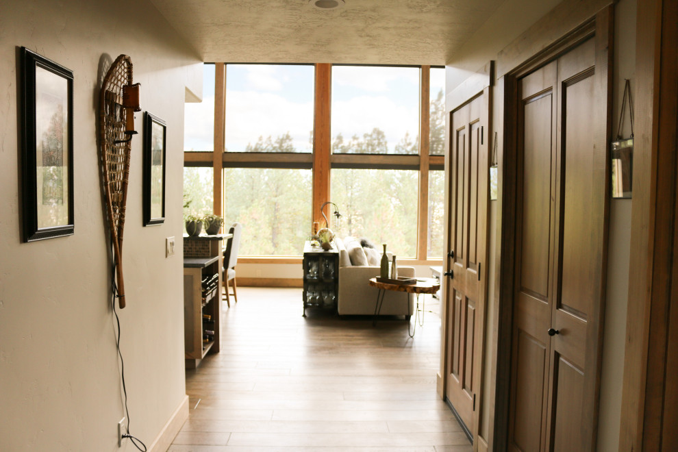 Transitional entryway photo in Boise