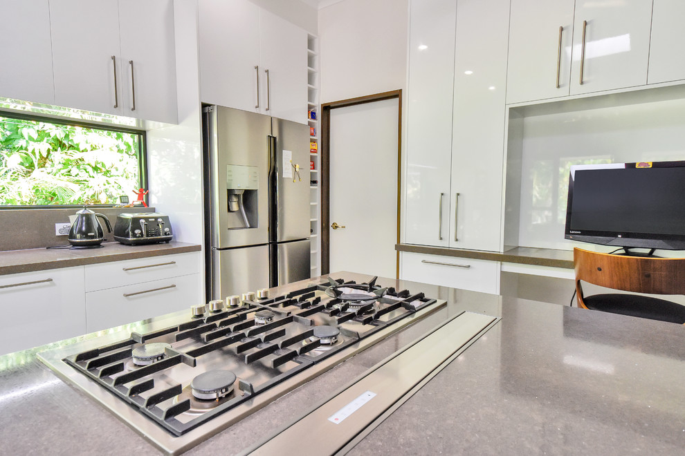 Photo of a contemporary kitchen in Darwin.