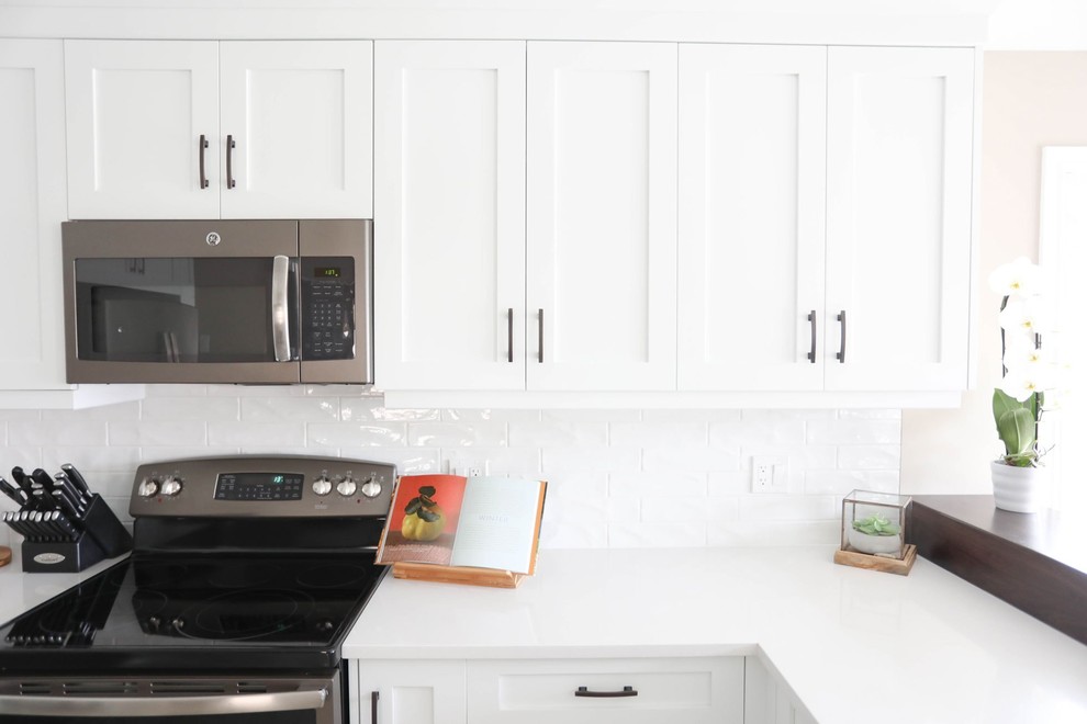 Example of a mid-sized transitional u-shaped porcelain tile and gray floor open concept kitchen design with a double-bowl sink, shaker cabinets, white cabinets, quartz countertops, white backsplash, ceramic backsplash, stainless steel appliances, a peninsula and white countertops
