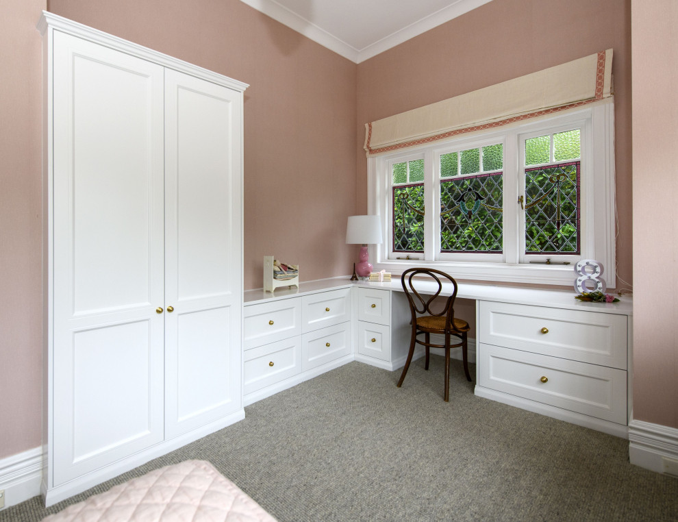Идея дизайна: кабинет среднего размера в стиле модернизм с розовыми стенами, ковровым покрытием и встроенным рабочим столом