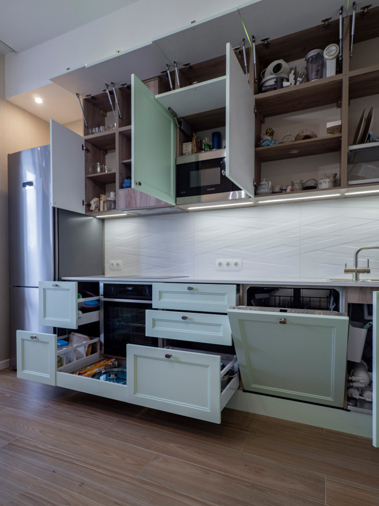 Нежная светло-мятная кухня в стиле неоклассика