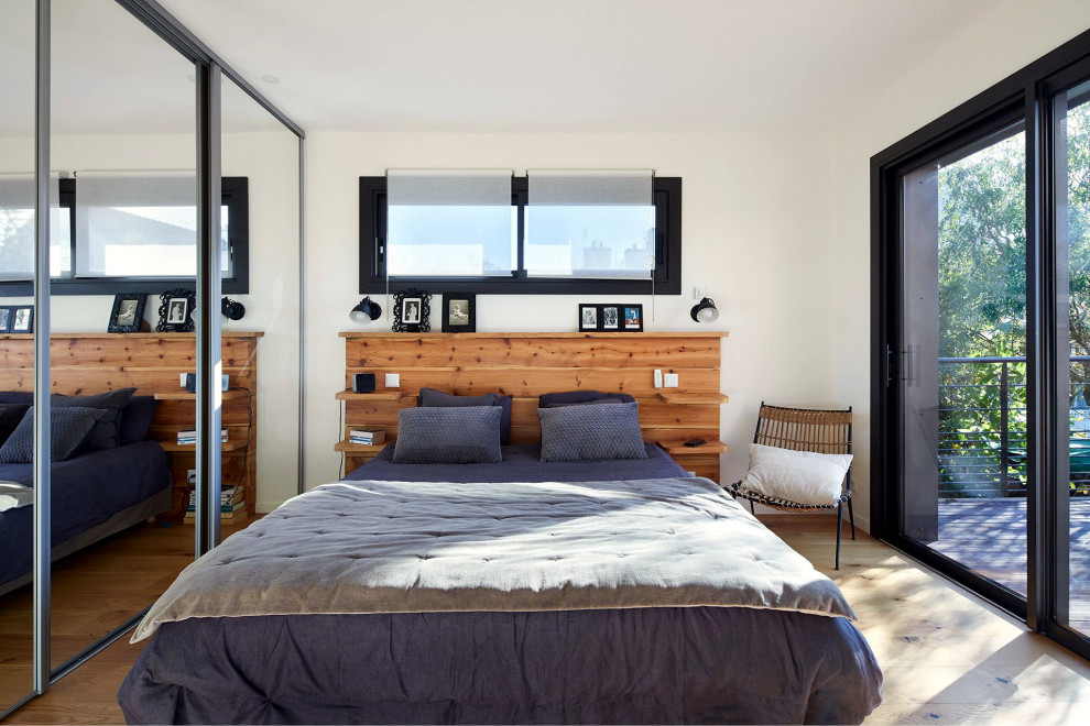 Diseño de dormitorio principal tropical de tamaño medio con paredes multicolor y suelo de mármol