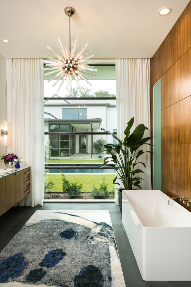 Inspiration för moderna en-suite badrum, med släta luckor, skåp i mellenmörkt trä, ett fristående badkar, marmorbänkskiva och grått golv