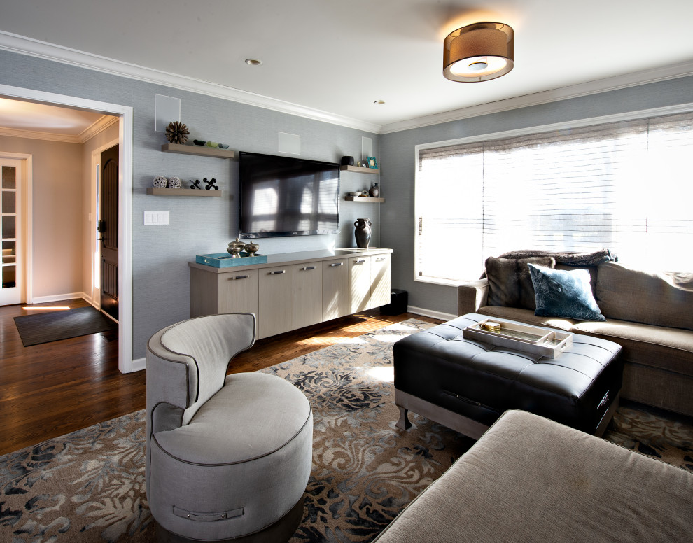 Источник вдохновения для домашнего уюта: открытая гостиная комната среднего размера в современном стиле с серыми стенами, паркетным полом среднего тона, телевизором на стене и обоями на стенах