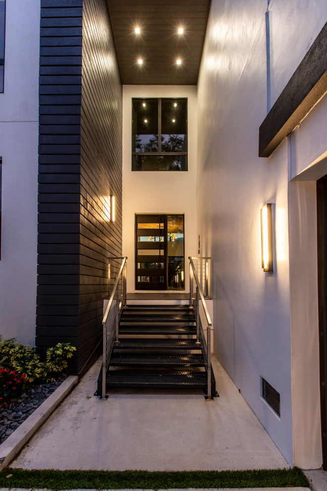 Photo of a contemporary entryway in Tampa.