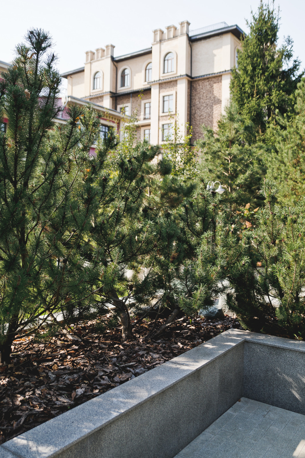 Маленький сад перед таунхаусом