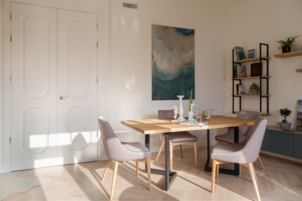 На фото: открытая гостиная комната среднего размера в скандинавском стиле с белыми стенами, паркетным полом среднего тона и бежевым полом без камина, телевизора