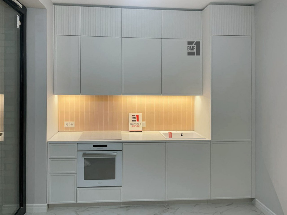 Маленькая светлая кухня