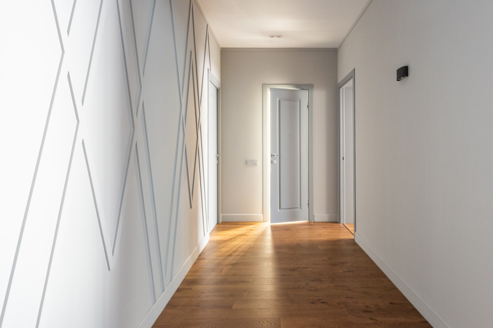Источник вдохновения для домашнего уюта: узкая прихожая среднего размера: освещение в современном стиле с серыми стенами, паркетным полом среднего тона, серой входной дверью и коричневым полом