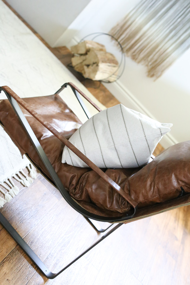 Transitional home design photo in Toronto
