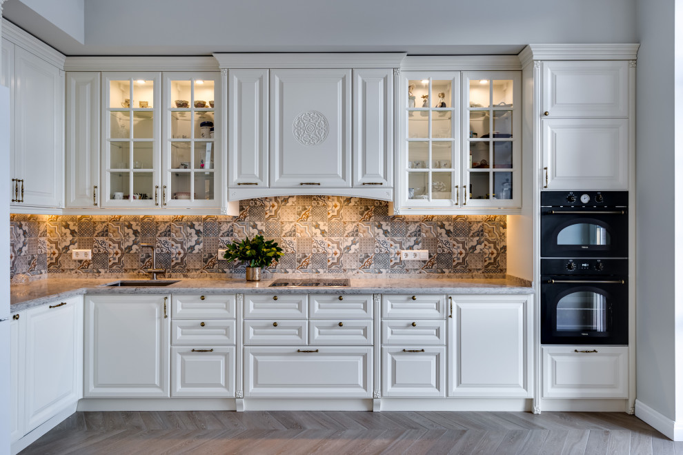 Imagen de cocina clásica grande con armarios con paneles con relieve y puertas de armario blancas