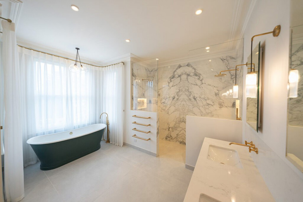 Стильный дизайн: большая детская, серо-белая ванная комната: освещение в стиле модернизм с открытыми фасадами, белыми фасадами, накладной ванной, душем над ванной, биде, белой плиткой, мраморной плиткой, белыми стенами, полом из керамической плитки, накладной раковиной, столешницей из меди, белым полом, душем с распашными дверями, коричневой столешницей, тумбой под две раковины, подвесной тумбой, деревянным потолком и панелями на стенах - последний тренд