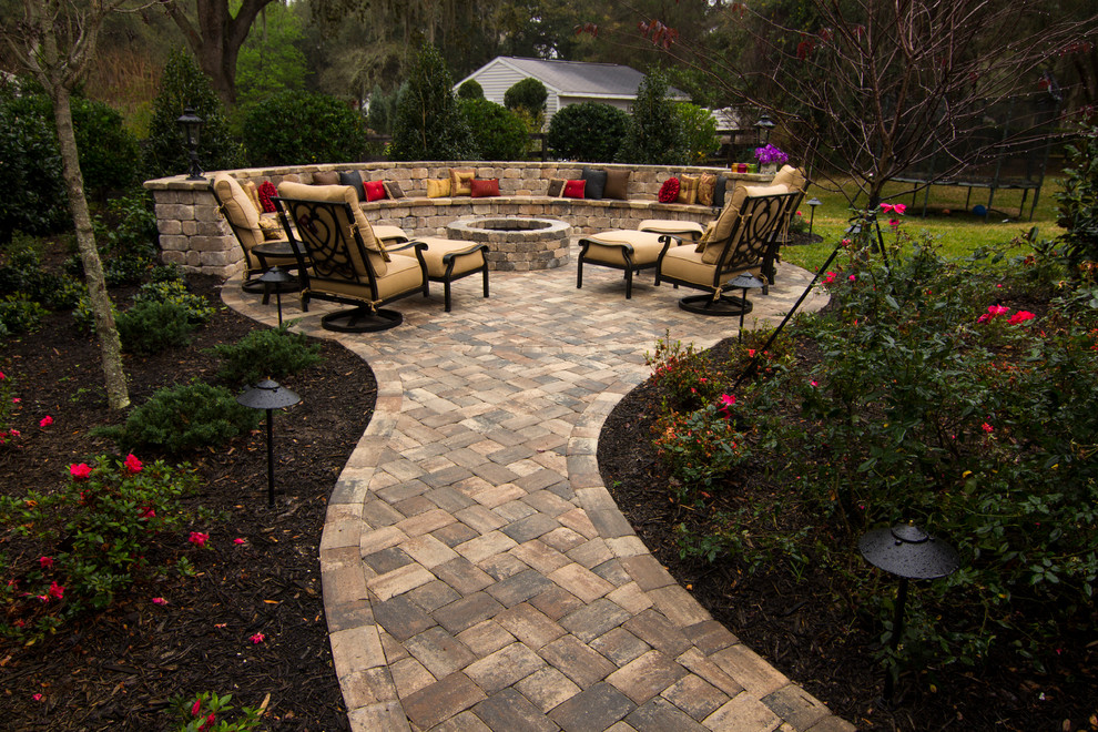Design ideas for a mid-sized traditional backyard patio in Orlando with a fire feature.