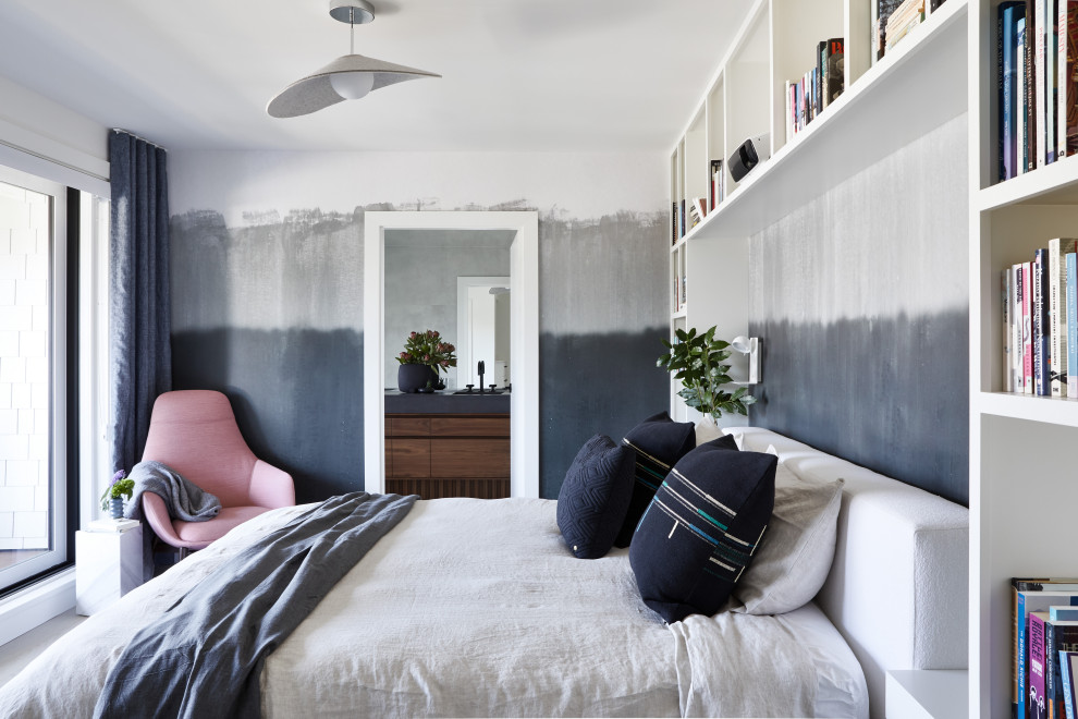 Источник вдохновения для домашнего уюта: хозяйская спальня среднего размера в стиле фьюжн с разноцветными стенами, светлым паркетным полом, бежевым полом и обоями на стенах без камина