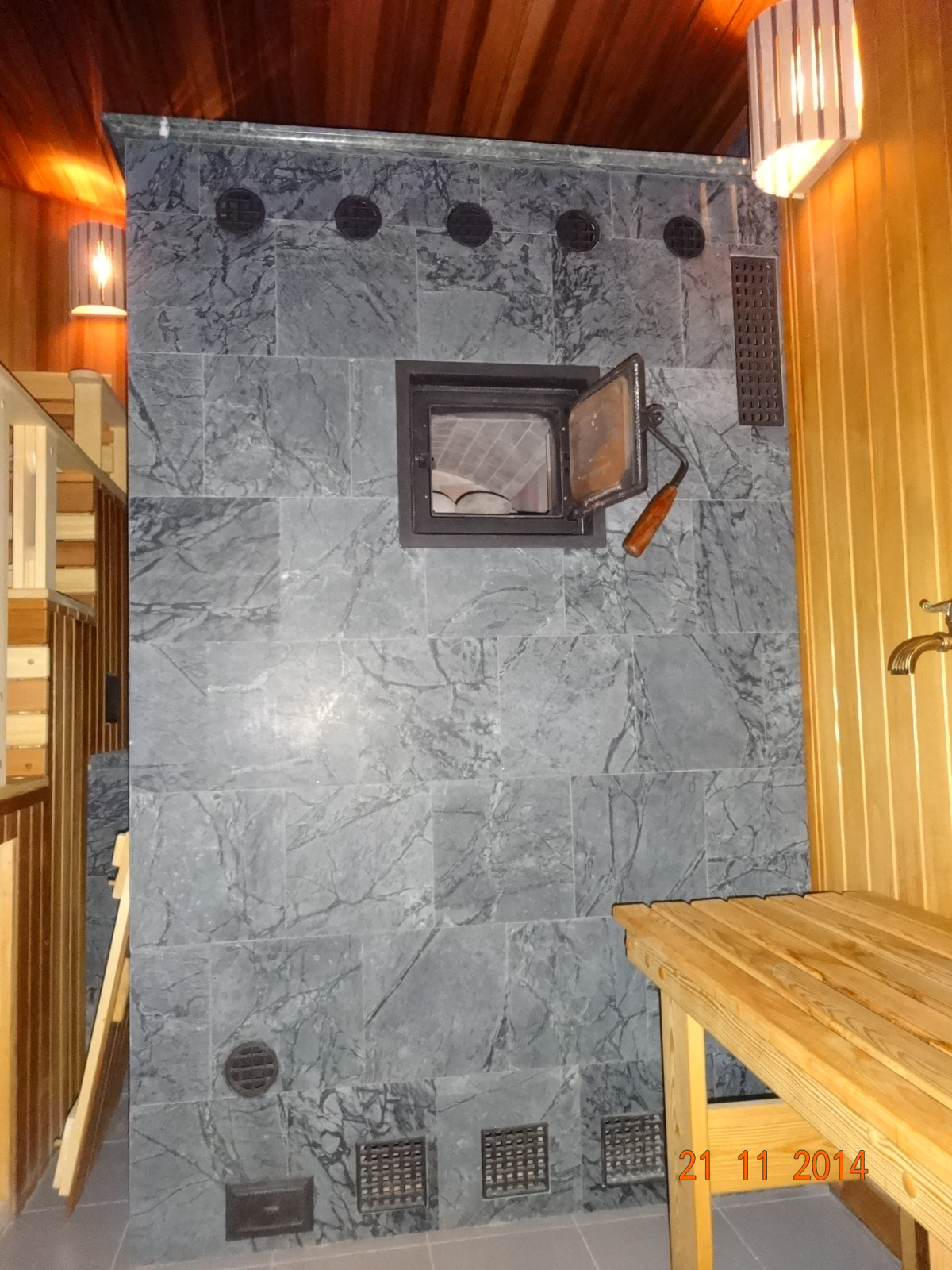 Печь-каменка. Облицована арх. С.Елисеевым. Талькохлорит, чугун. решетки.