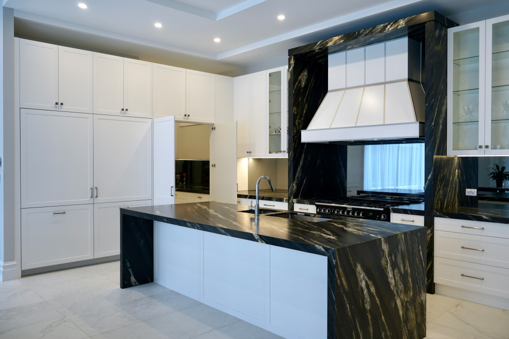 Exempel på ett mycket stort modernt svart svart kök, med en undermonterad diskho, skåp i shakerstil, vita skåp, marmorbänkskiva, grått stänkskydd, spegel som stänkskydd, vita vitvaror, klinkergolv i porslin, en köksö och vitt golv