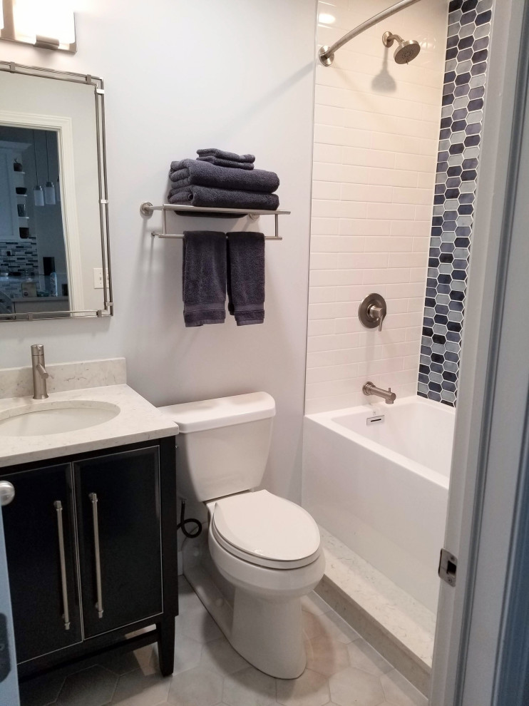 Immagine di una piccola stanza da bagno tradizionale con ante blu, vasca ad alcova, vasca/doccia, WC a due pezzi, piastrelle blu, lastra di vetro, lavabo sottopiano, top in quarzo composito, pavimento grigio, top bianco e un lavabo