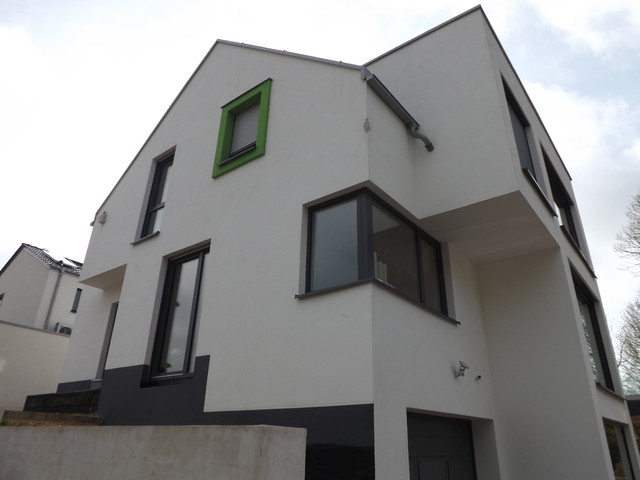 Anischt von der Stra&szlig;e - Eingangsseite trendy-hus-og-facade
