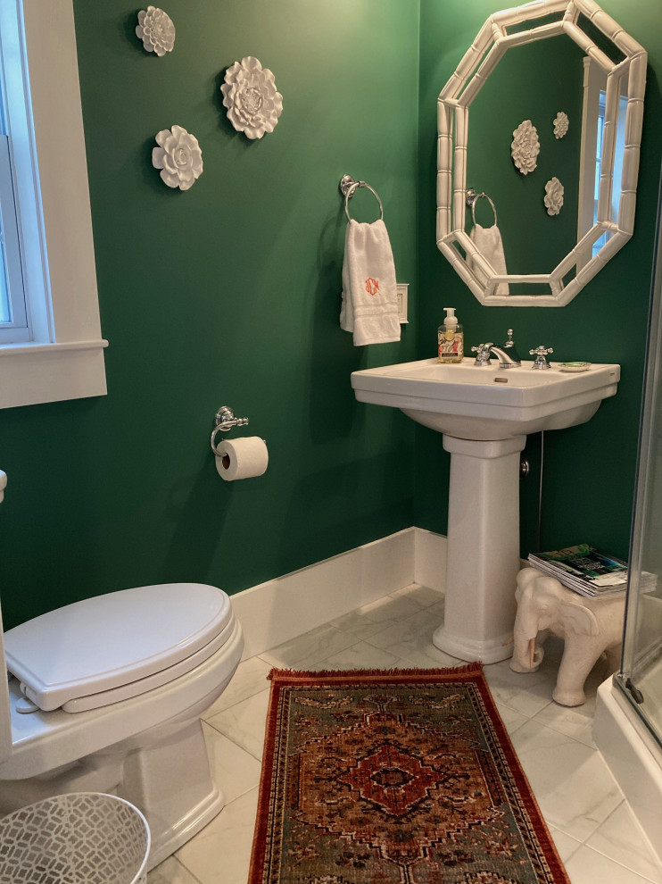 Imagen de aseo clásico pequeño con sanitario de dos piezas, paredes verdes, lavabo con pedestal, suelo blanco y suelo de mármol