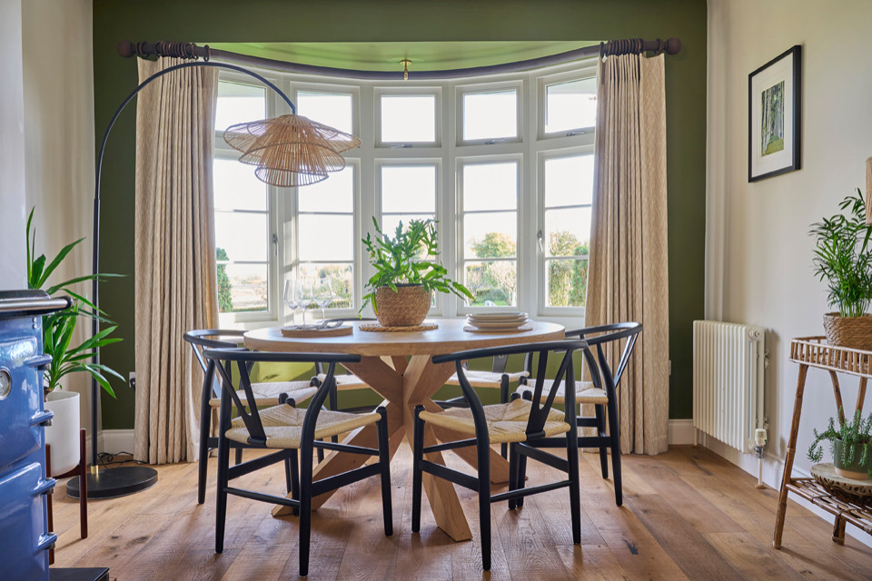 Imagen de comedor de cocina nórdico de tamaño medio con paredes verdes, suelo de madera en tonos medios y suelo marrón