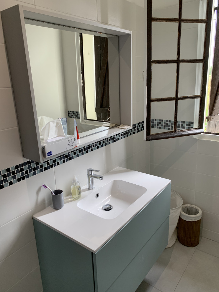 Réalisation d'une salle de bain minimaliste.