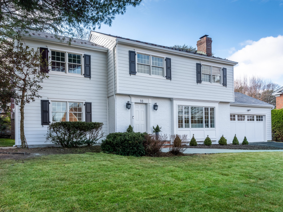 Inspiration for a transitional home design remodel in New York