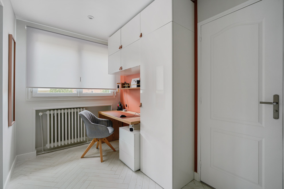 Inspiration för moderna arbetsrum, med laminatgolv och vitt golv