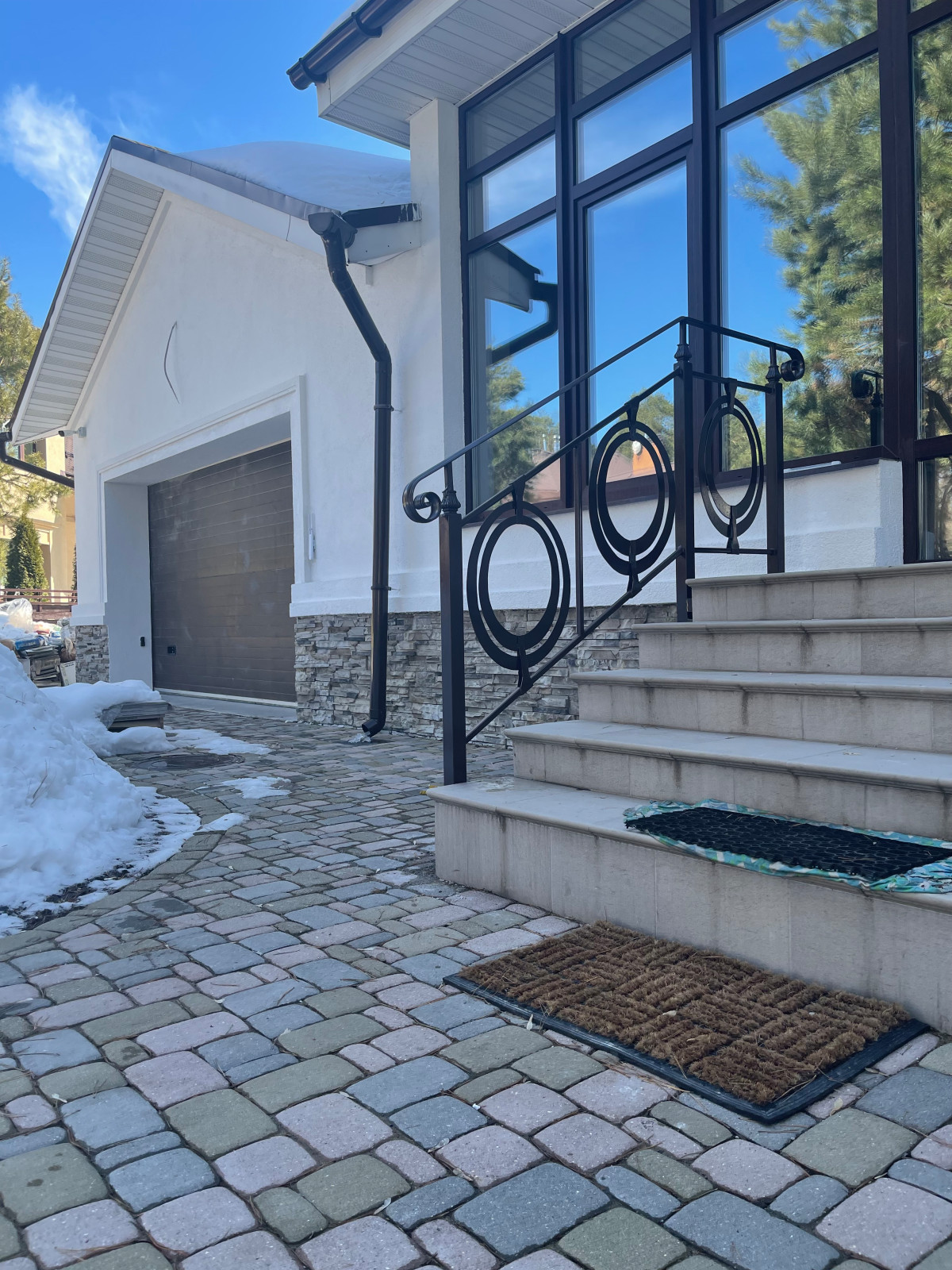 Кованное ограждение на улице