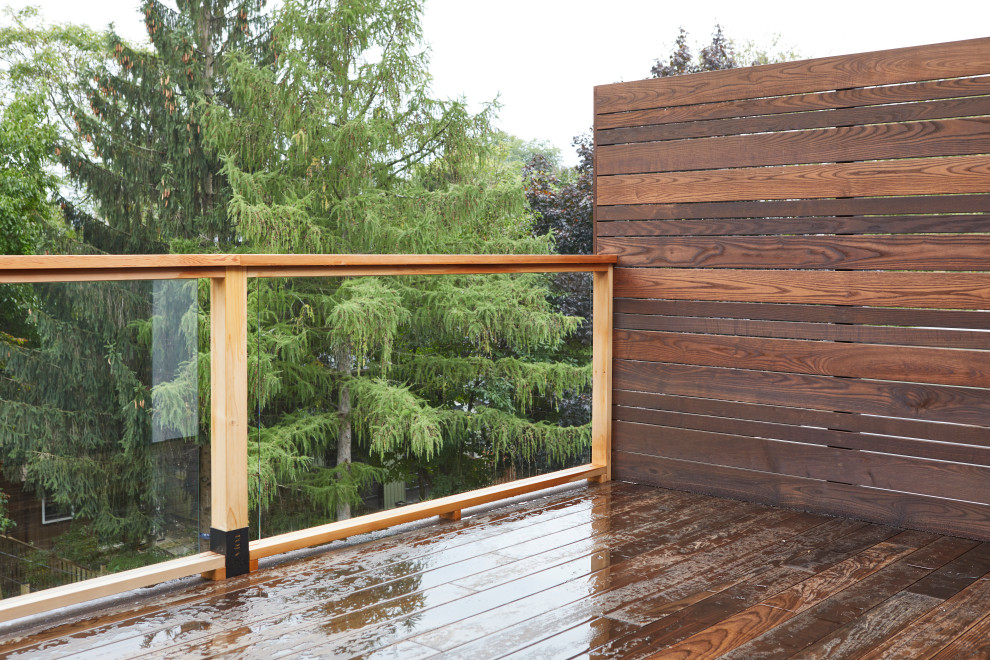Idéer för mellanstora vintage balkonger insynsskydd, med räcke i trä