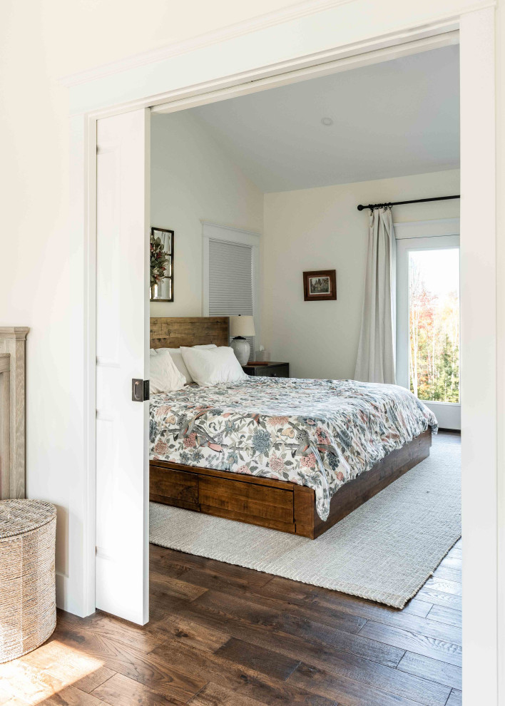 Imagen de dormitorio principal y abovedado clásico de tamaño medio con suelo de madera oscura
