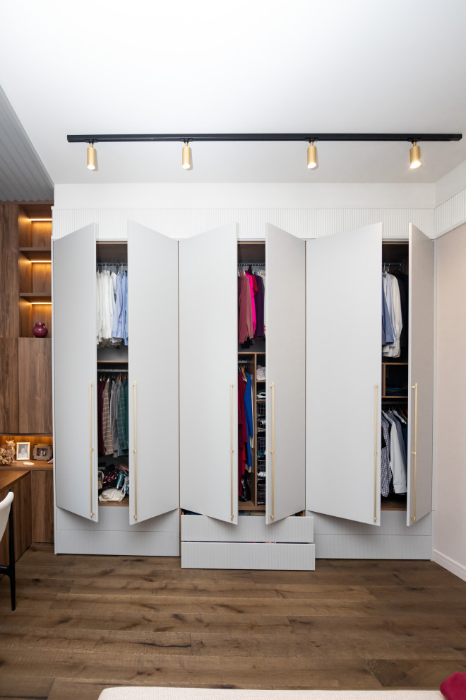 Меблировка спальни: шкаф, стеллаж и стол-подоконник