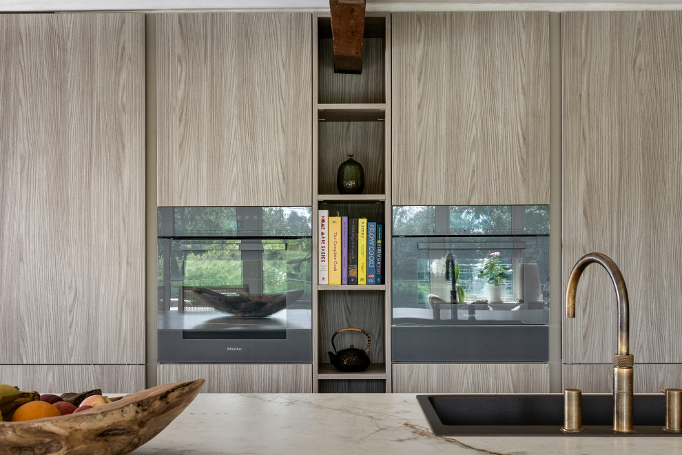 Foto de cocina comedor moderna grande con armarios con paneles lisos, puertas de armario de madera oscura y una isla