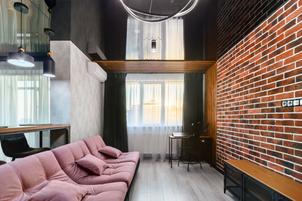 Стильный дизайн: открытая, объединенная гостиная комната среднего размера в стиле лофт с серыми стенами, полом из ламината, серым полом и кирпичными стенами без камина, телевизора - последний тренд
