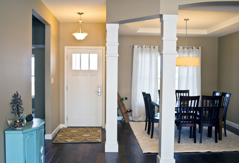 Example of a transitional entryway design in Chicago