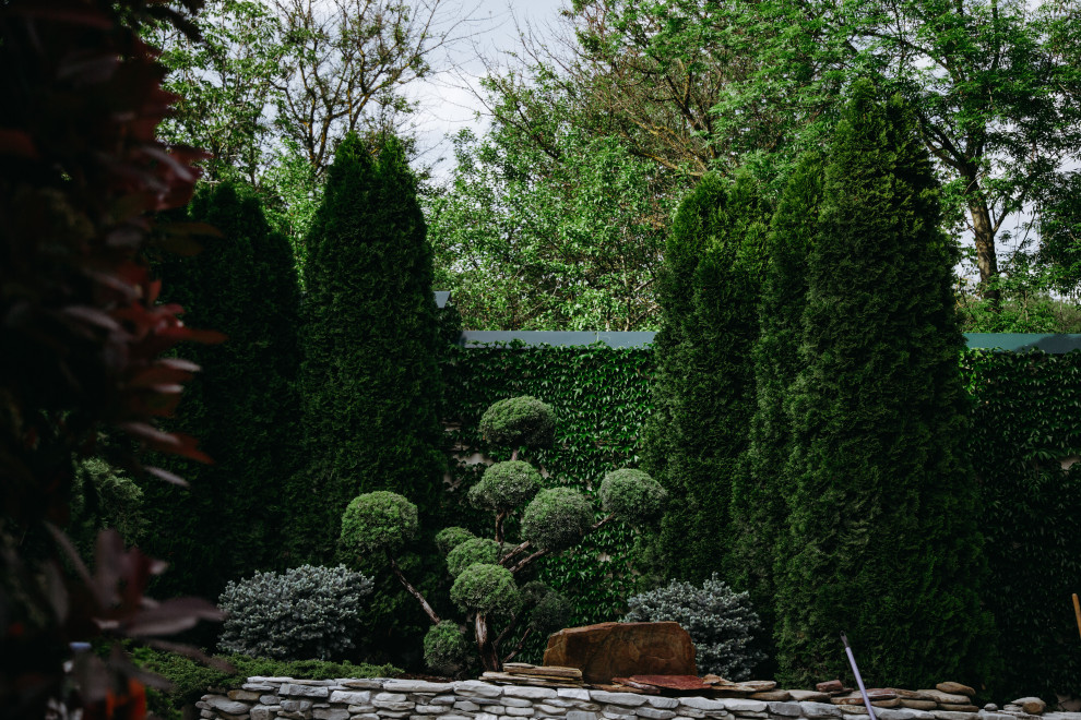 Стильный дизайн: огромный регулярный сад на внутреннем дворе с газонным бордюром - последний тренд