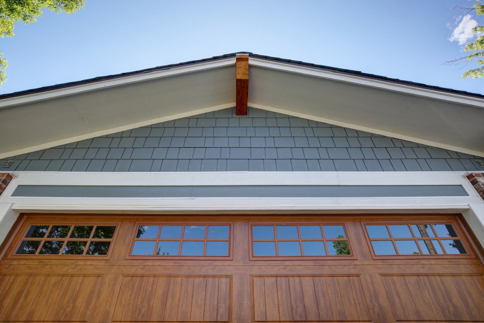 Cette photo montre une façade de maison bleue craftsman en panneau de béton fibré et bardage à clin de taille moyenne et à un étage avec un toit à deux pans, un toit mixte et un toit bleu.